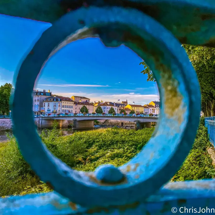 Vue d’Épinal encadrée par une structure bleue