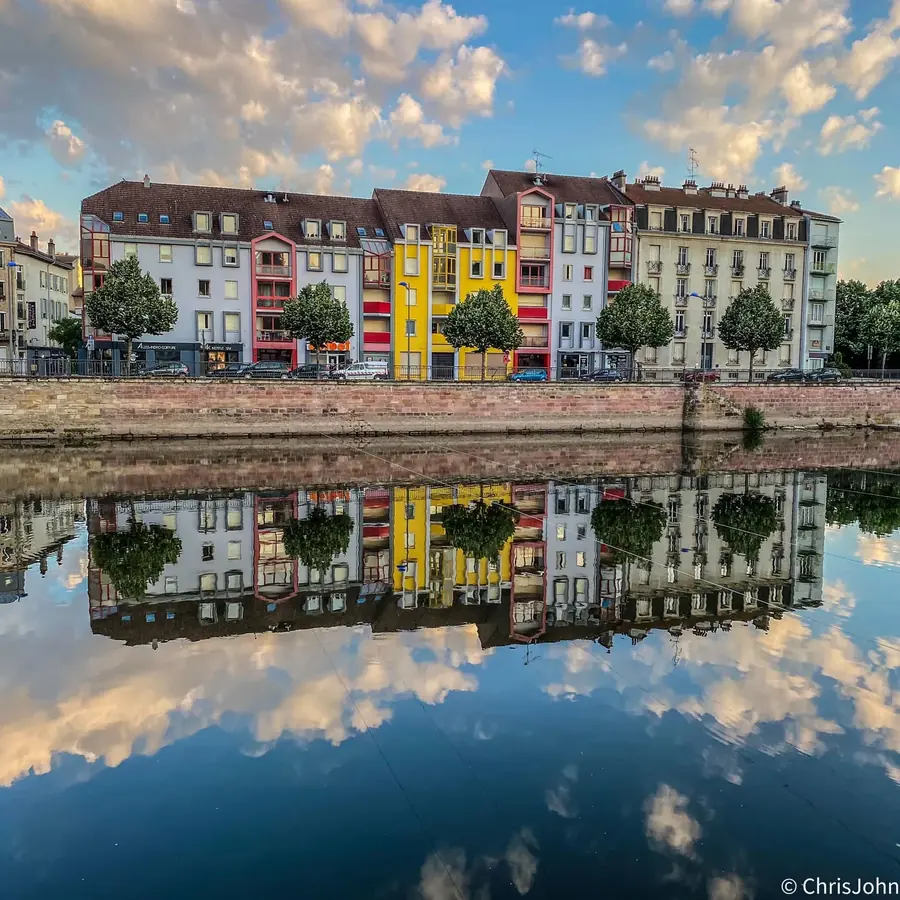 Façades d’Épinal et leur reflet dans la Moselle