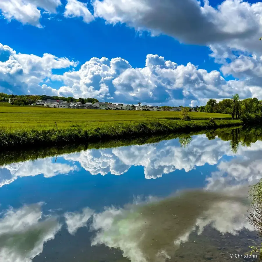 Paysage vosgien sous des nuages reflétés dans l’eau
